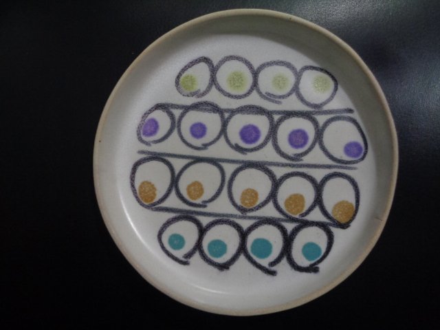 Fine Vintage Abstract David Gil Design Bennington Potte: Fine Vintage Abstract David Gil Design Bennington Pottery Plate Hand signed , 6"3/4 in diameter - The piece features a very stylized and abstract design of four rows of colored dots in black ovals sep