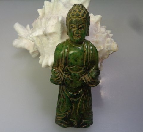 Chinese Natural Green Jade Hand-Carved kwon-yin Statue: Chinese Natural Green Jade Hand-Carved kwon-yin Statue:79x29x16 mm - Wt: 304.5 ct