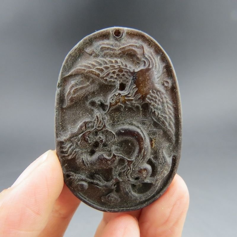 Antique Hand-Carved Chinese Medallion: Antique Hand-Carved Chinese Medallion .Size:50mm x Wide:35mm x 11mm.weight: 19.5grams.