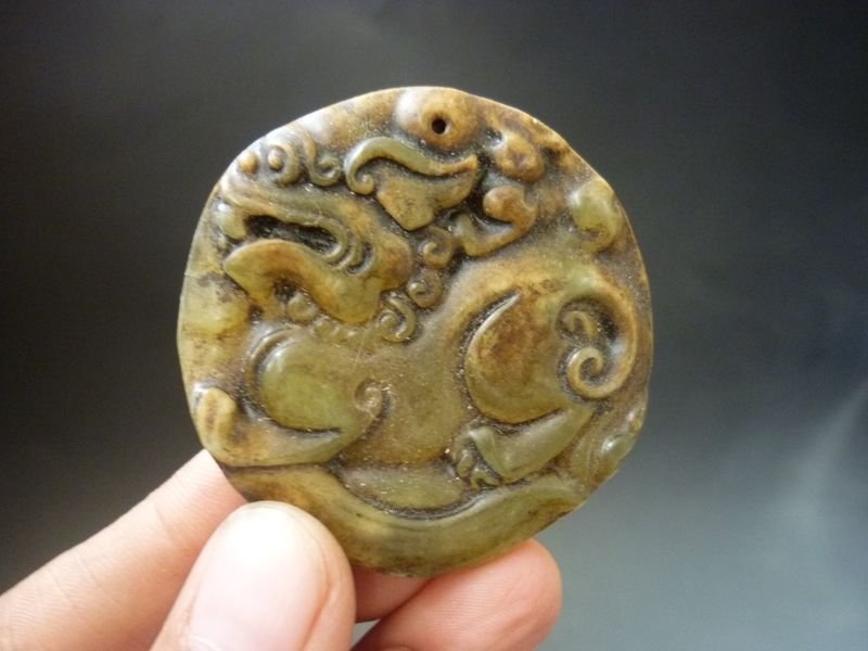 Antique Hand-Carved Chinese Medallion: Antique Hand-Carved Chinese Medallion.Long:50mm x Wide:50mm x 7mm. weight: 28.3 gram.