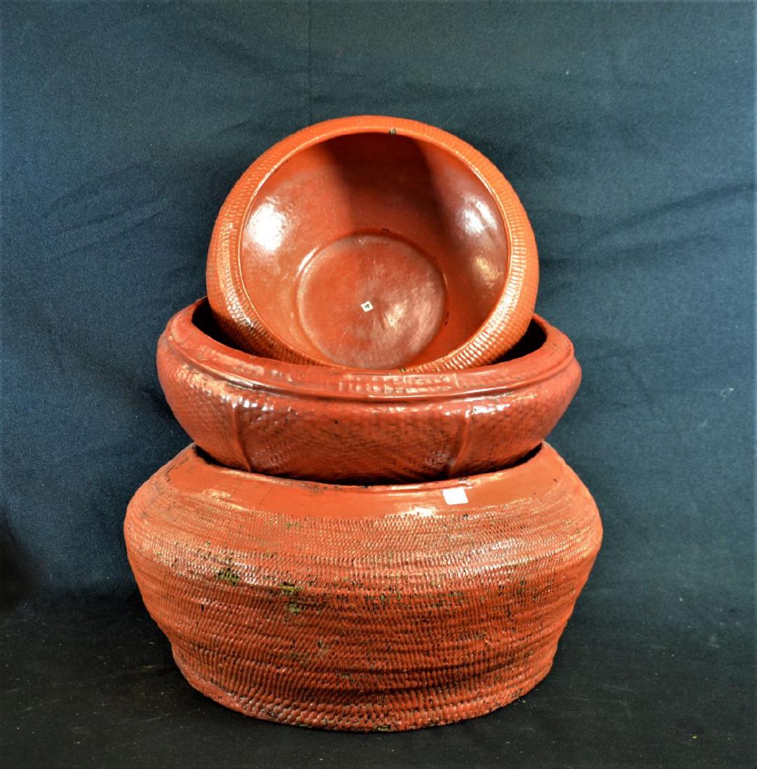 Lot de 3 corbeilles laquées rouge. Hauteur: 24 cm. (1 of 2)