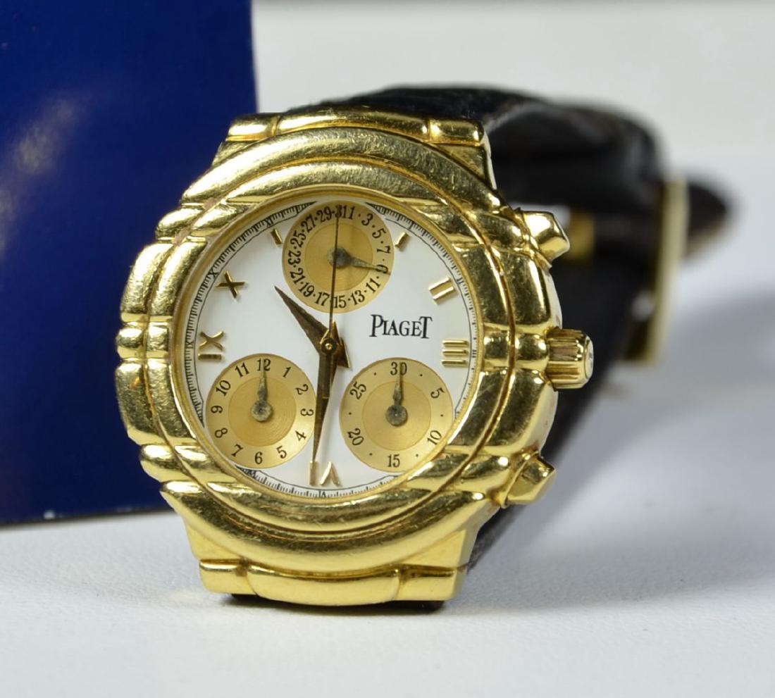 Chronographe PIAGET en or 18ct, avec boucle en or dans: Chronographe «PIAGET» en or 18ct, avec boucle en or dans sa boîte. Mouvement quartz, Ø 28mm. En bon état.