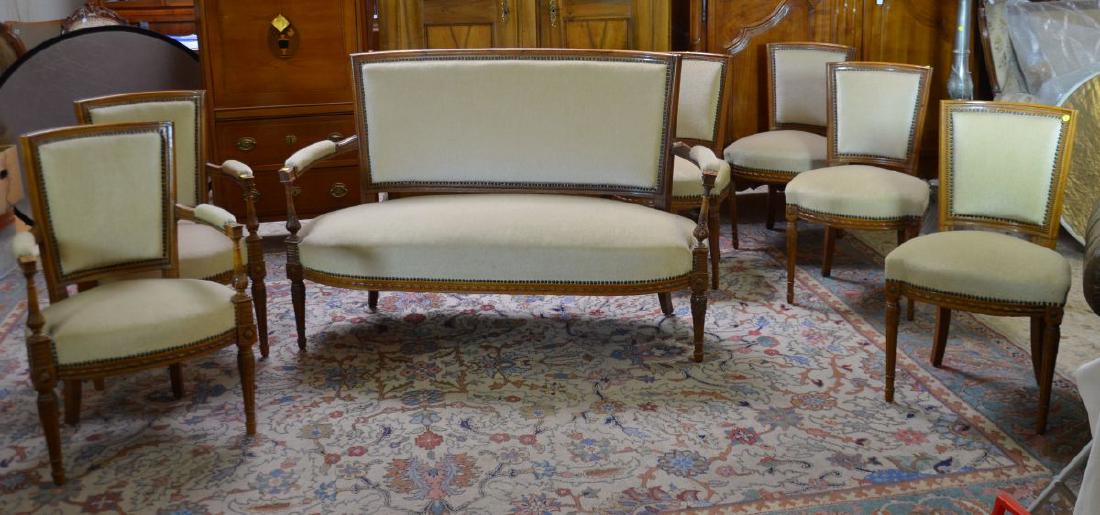 Salon comprenant: 1 canapé, 4 chaises, 2 fauteuils,: Salon comprenant: 1 canapé, 4 chaises, 2 fauteuils, noyer, style Louis XVI, tissu beige.