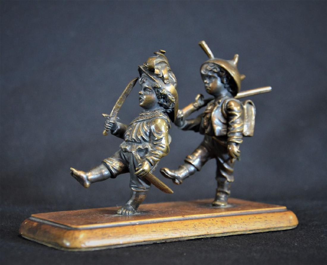 Bronze représentant deux petits garçons marchant au (1 of 3)