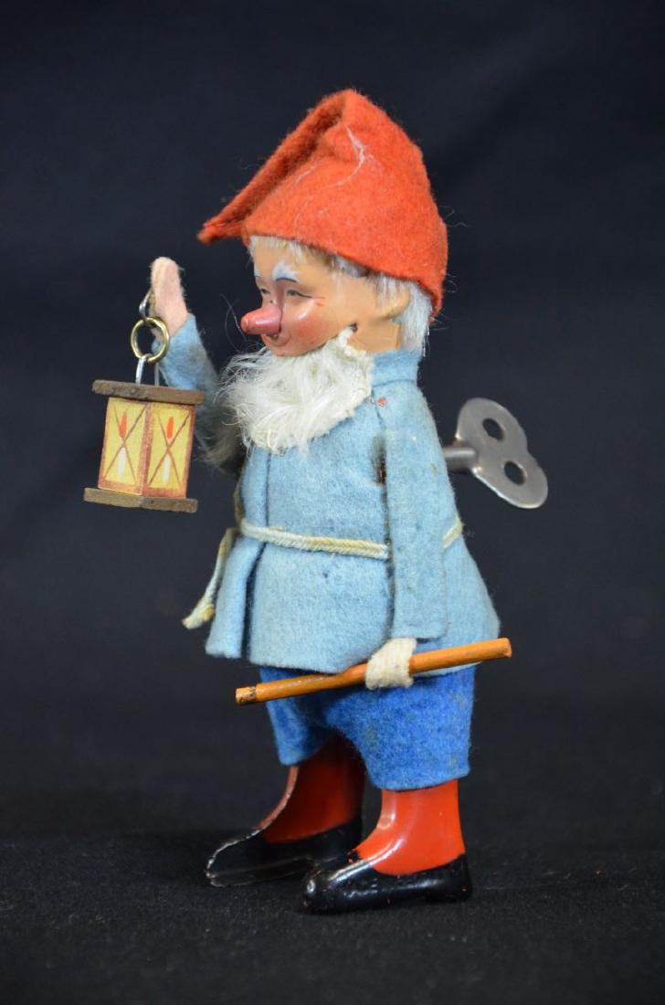 Jouet Shuco, nain avec lanterne animé, danse et lève la (1 of 3)