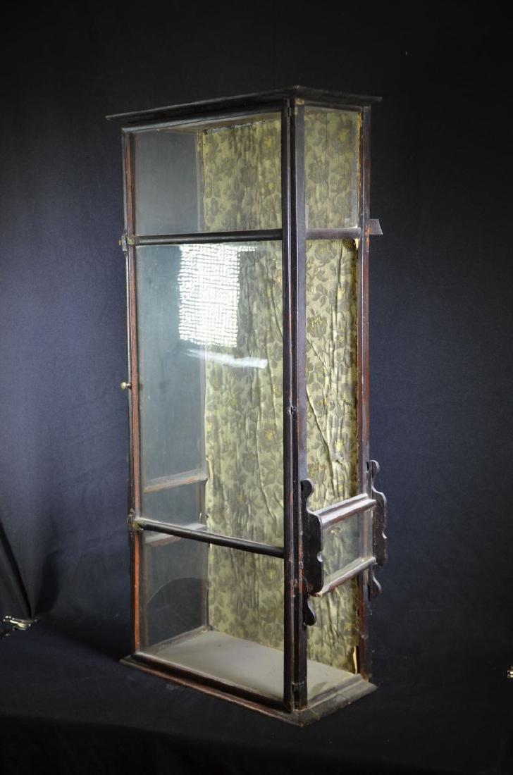 Vitrine noire. H: 95cm, L: 42cm, P: 20cm. (1 of 2)