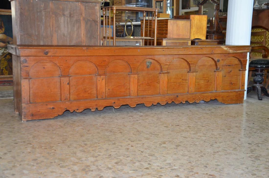 Très long bahut en sapin à 7 arches, serrure extérieure (1 of 4)