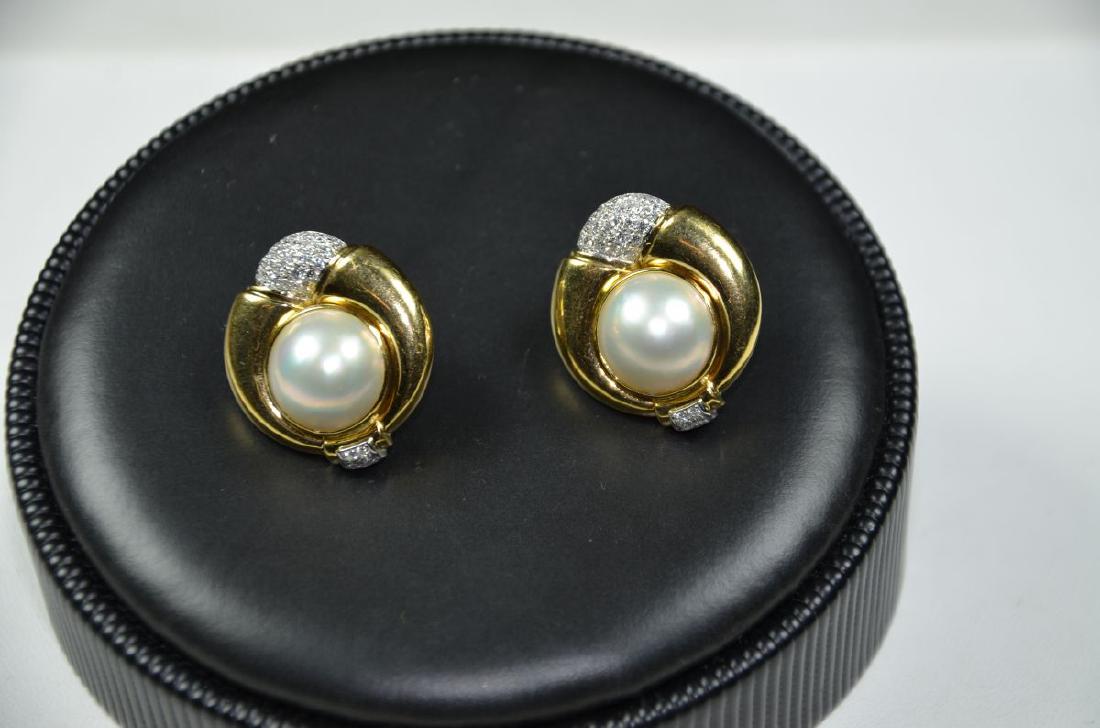 Paire de boucles doreilles signé Chimento en or 18ct,: Paire de boucles d'oreilles signé Chimento en or 18ct, décors de perles et diamants (poids brut: 25 g).