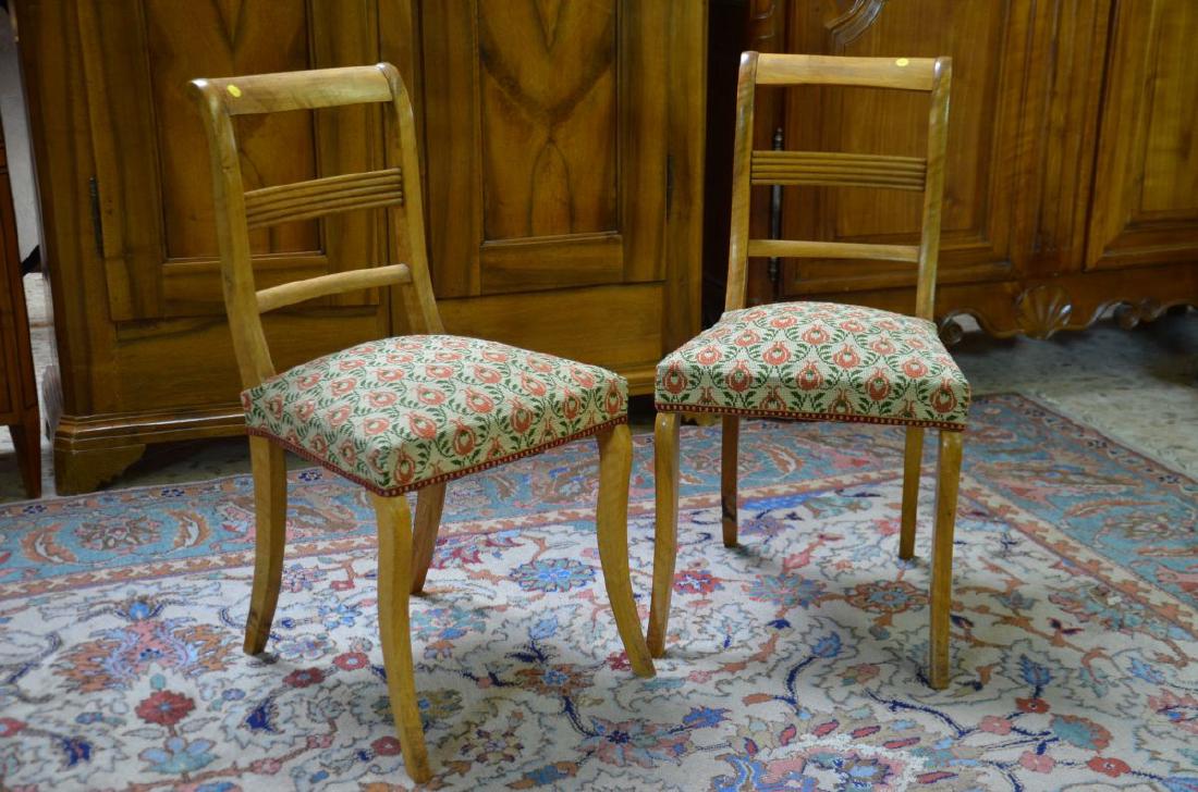 Paire de chaises, placé tissus point de croix rouge et: Paire de chaises, placé tissus point de croix rouge et vert, bois clair.