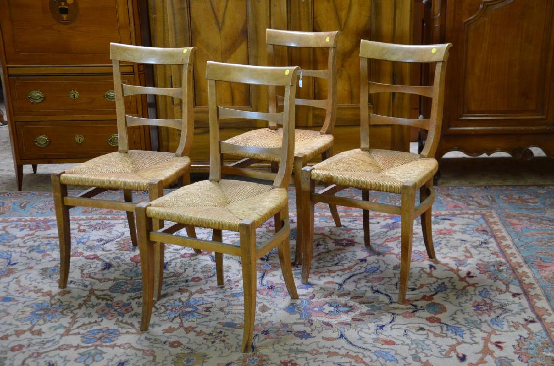 4 chaises, noyer, placé en paille, très bon état.: 4 chaises, noyer, placé en paille, très bon état.