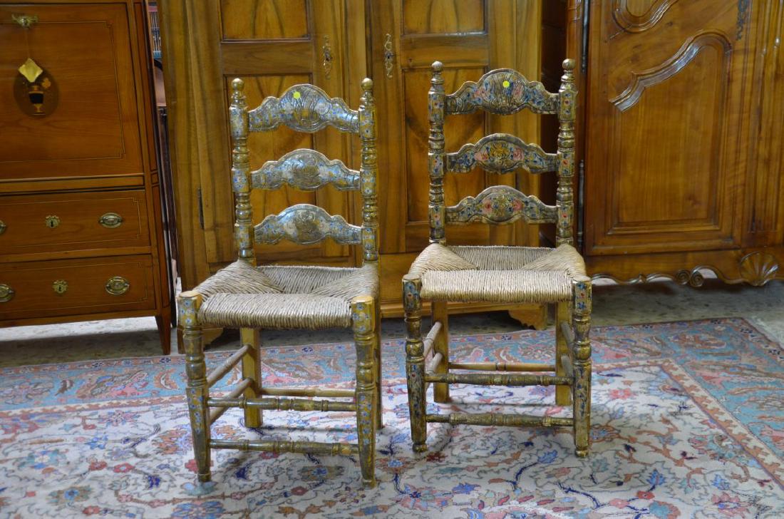 2 chaises imposantes, peintes dorées et polychromes,: 2 chaises imposantes, peintes dorées et polychromes, placés en paille, très bon état.