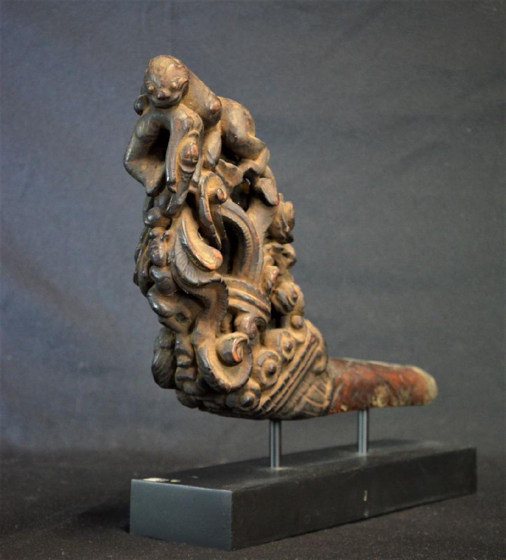 Ancienne frise de temple représentant un Tigre tuant (1 of 2)