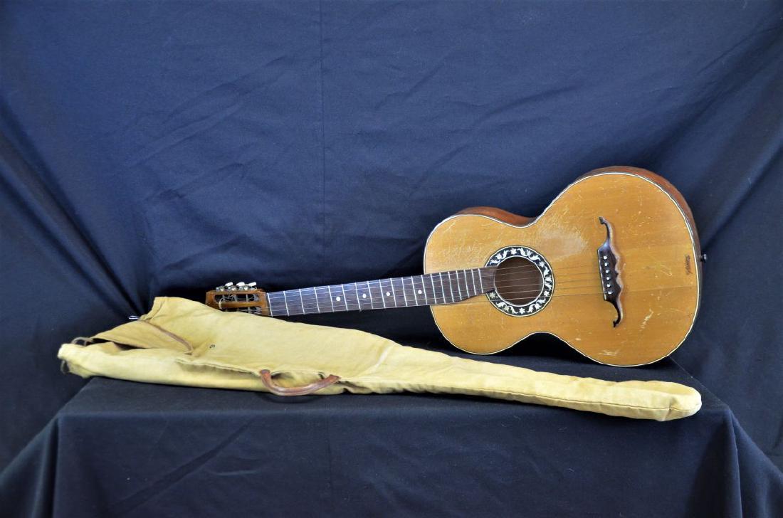 Petite guitare, bois marqueté et nacre, housse en tissu: Petite guitare, bois marqueté et nacre, housse en tissu avec poignée en cuir. Bon état. Longueur: 94cm.
