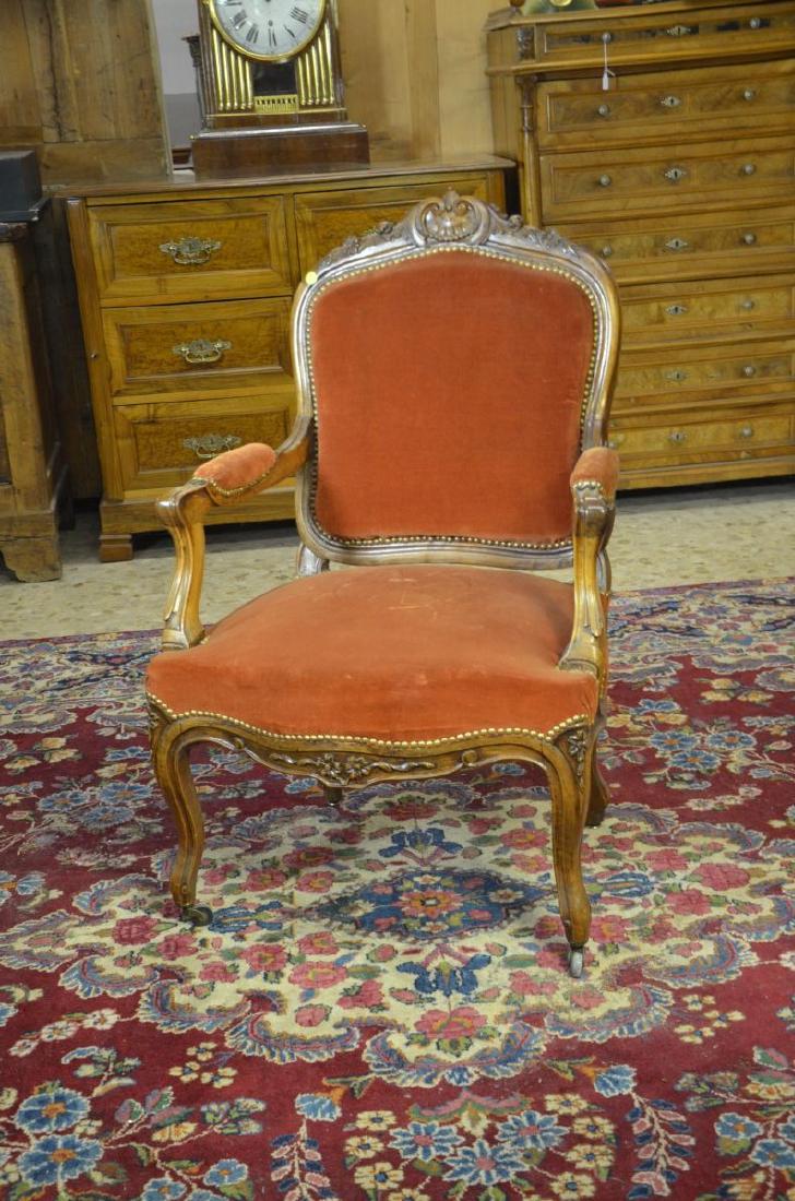 Fauteuil Louis-Philippe, noyer sculpté. Velours rouge. (1 of 1)