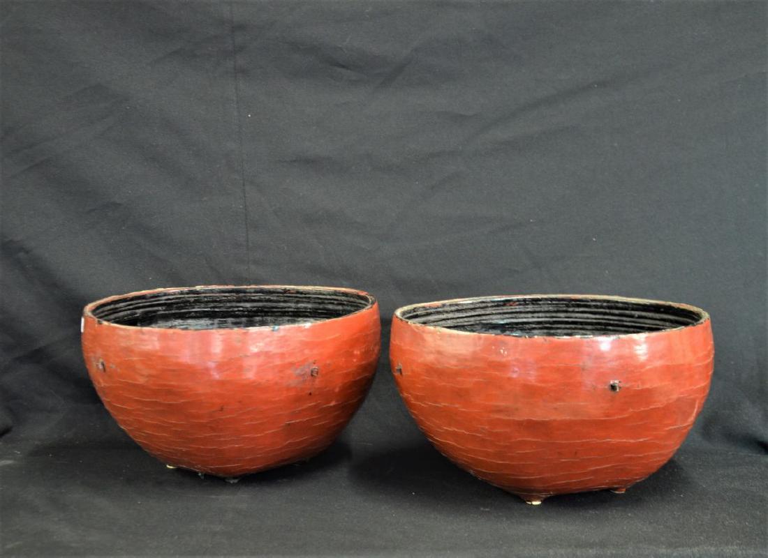 Deux bols en raphia tressé en laque rouge. A (1 of 2)