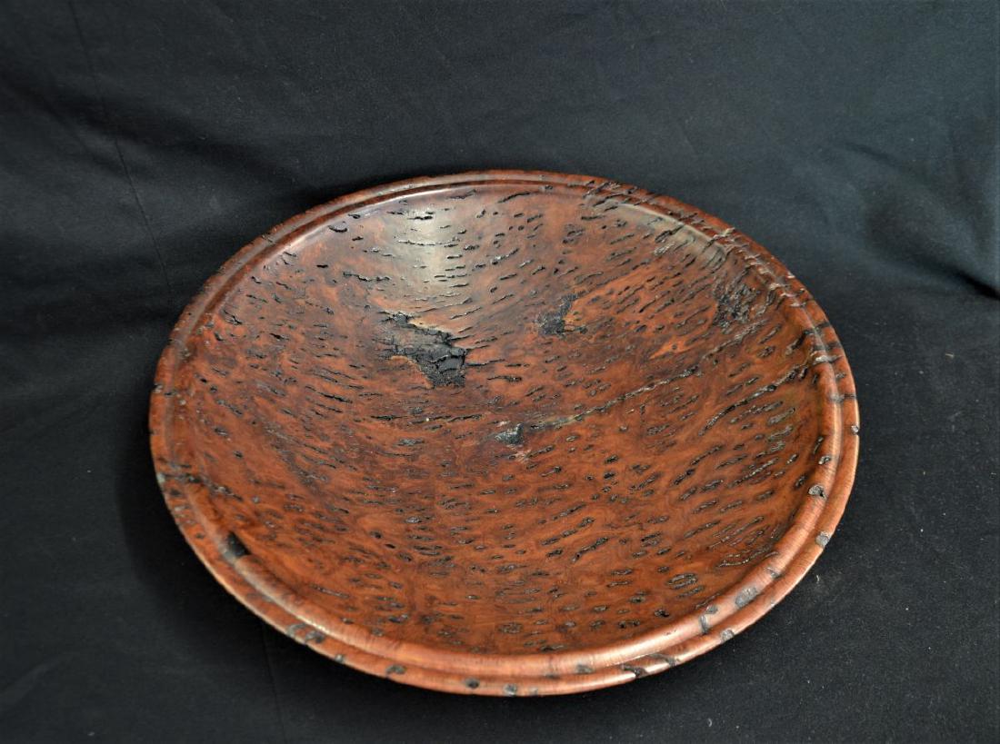 Plateau rond en ronce de noyer. Poli. Diamètre 43cm.: Plateau rond en ronce de noyer. Poli. Diamètre 43cm.