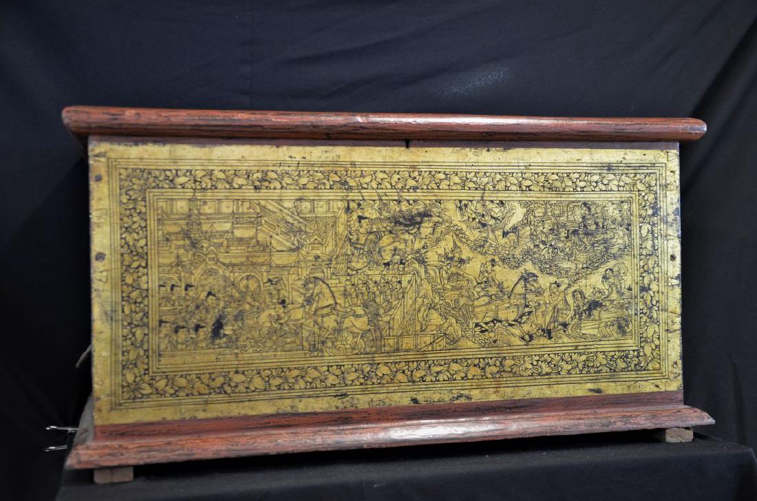 Intéressant bahut en bois doré à la feuille 24 cts sur (1 of 6)