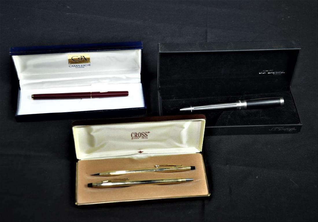 3 stylos dans leur étui : 1 Dupont, 1 Caran d’Ache, 1 (1 of 1)