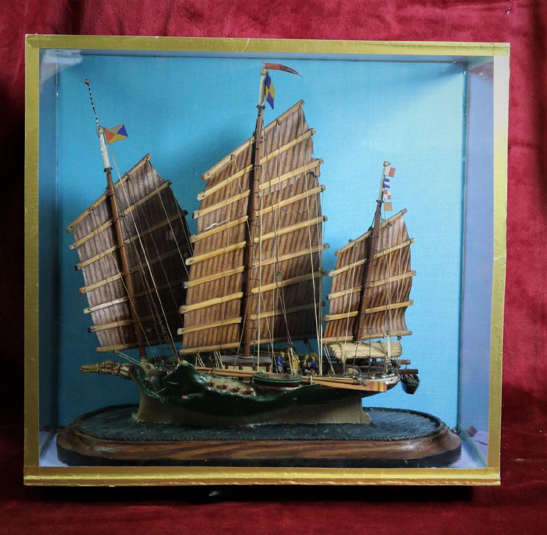 Modèle réduit d’une jonque chinoise en bois, travail (1 of 2)