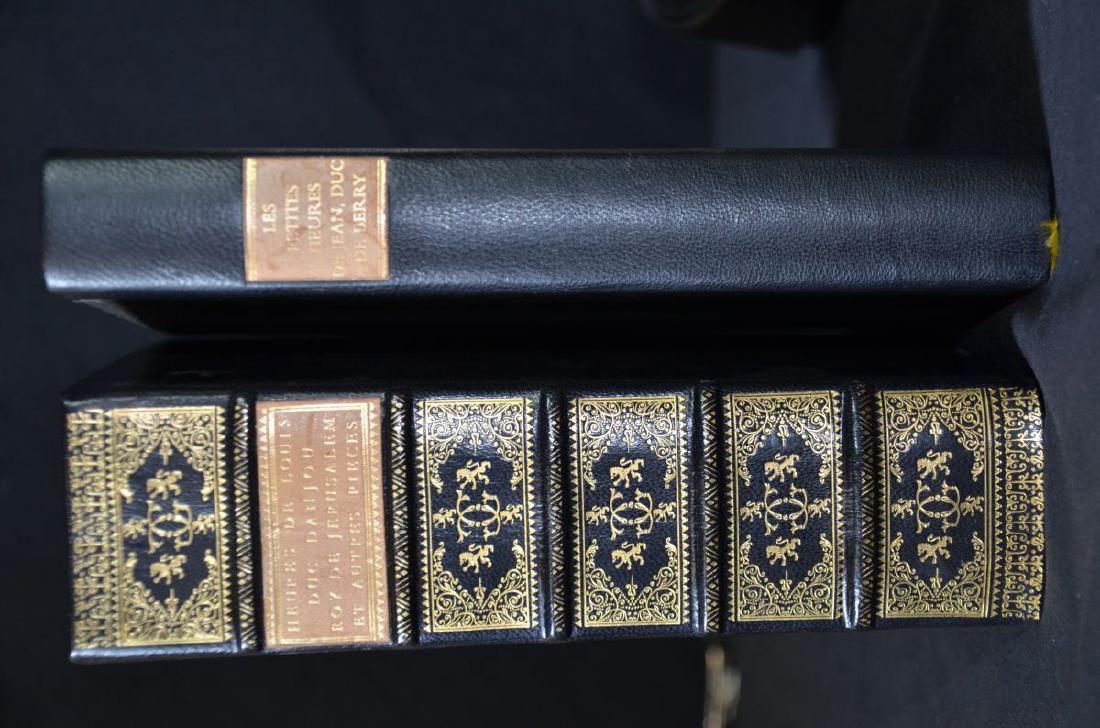 Two books in a plexiglass collection box, Le Petits: Two books in a plexiglass collection box, Le Petits Heures de Jean Duc de Berry and Heures de Luis Duc Danjou Roy de Jerusalem et autres pieces, leather bound, new editions. Deutsch: Zwei Werke im Pl