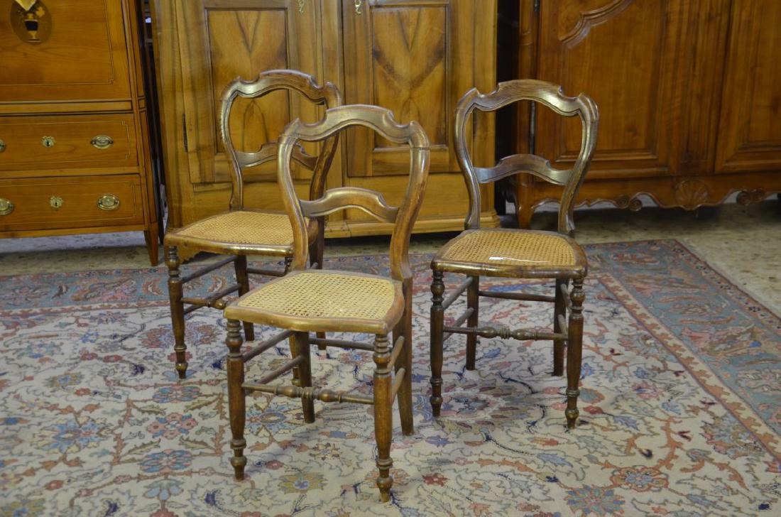 3 chaises cannées.: 3 chaises cannées.