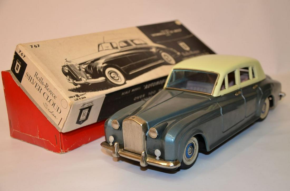 DAMAGED - Bandai Baby "Rolls-Royce Silver Cloud Sedan": Vintage "Automobiles of the World" series, tin, friction car toy. Missing hood ornament, 3 little holes on the right side of the hood. With original box. 30 cm long, 11 cm wide, 9.5 cm high. Nr. 767,