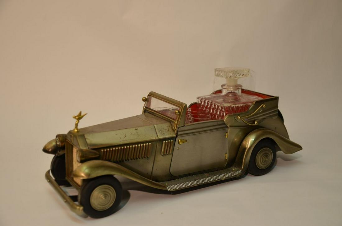 Rolls Royce Music Box Decanter - missing Music Box: Missing music box. Some rust signs. It is 41 cm long, 17 cm high and 15 cm wide. lt also comes with 6 shot glasses. This is a vintage item from around 60s.