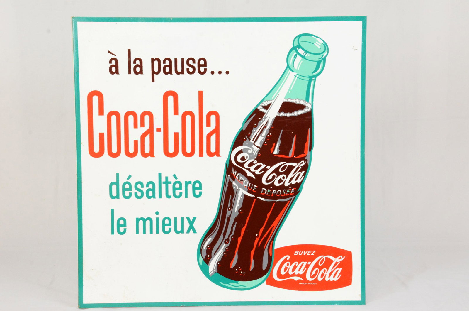 Two-sided metal Coca-Cola sign in French: This two-sided Coca-Cola sign is in French and has a side mounting bracket with 5 mounting holes. Overall good condition, but visible marks of use. 49 x 49 x 5 cm.