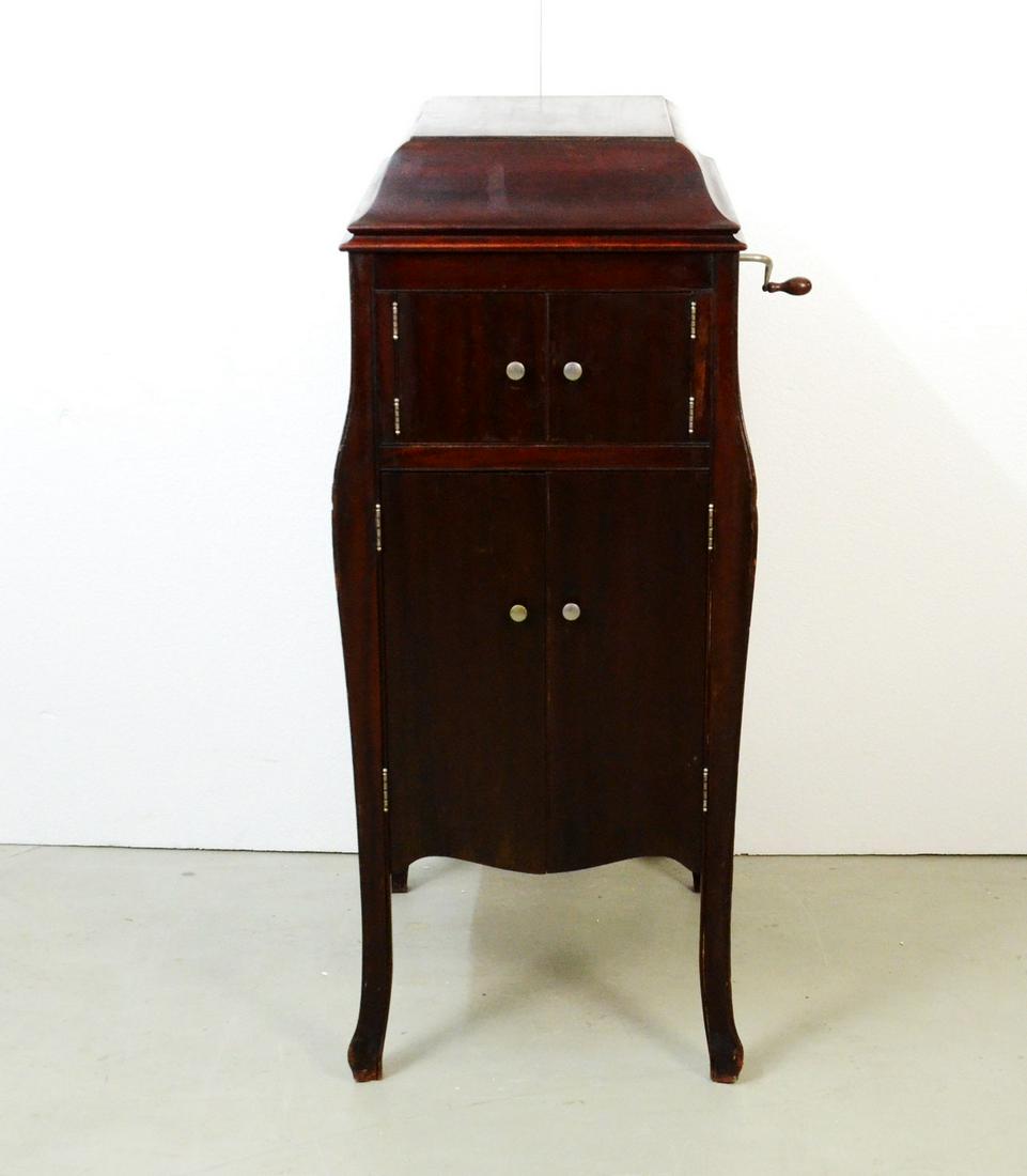 Victrola VV-X Record Player: Victrola VV-X record player and record storage cabinet. Working, very good condition, front leg corners have been chipped in a few spots. 106 x 46 x 55 cm.