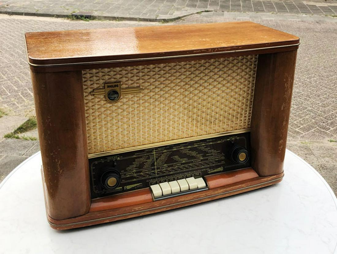 Philips Radio: Very nice Philips Radio with tube amplifier, very good sound and in playing condition. Dimensions: 69 x 39 x 26cm.