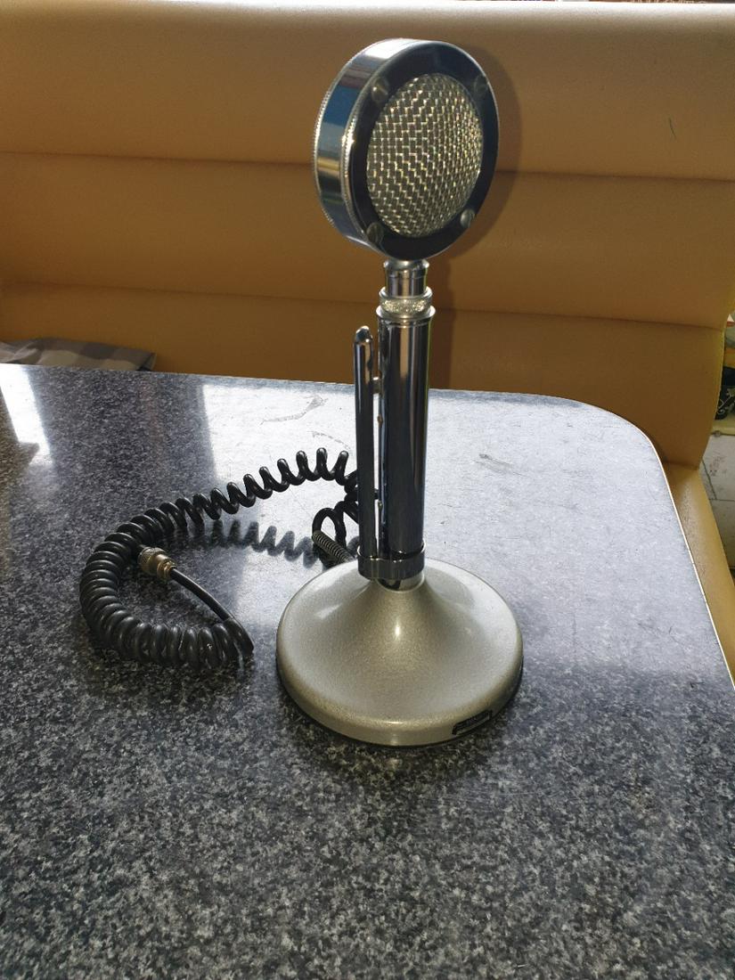 Original police station Microphone: Original police station microphone from the early 40`s, from the police office in Chicago Illinois. Just imagine what orders where given trough this famous microphone. 30,5 cm high.