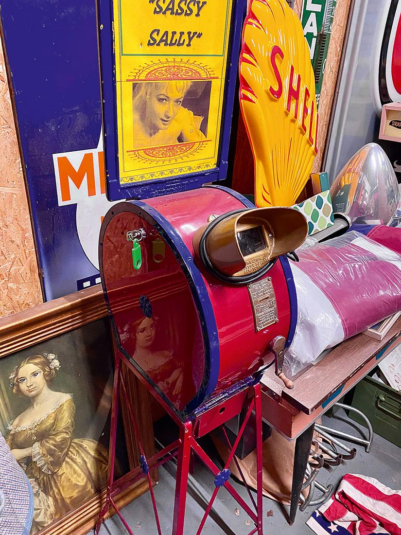 Mutoscope "Sassy Sally": Mutoscope "Sassy Sally", New York, working, good condition, from Disneyland, new roll. Dimensions 180 x 30 x 50 cm.