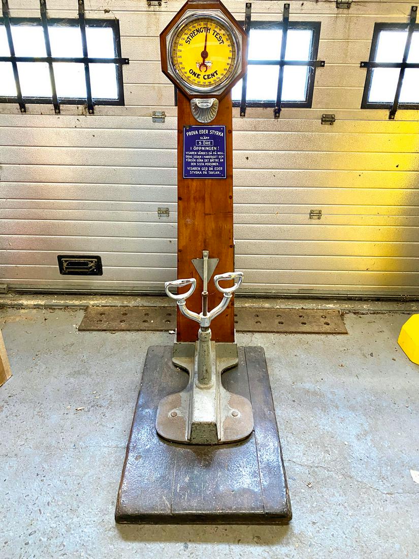 1910 Mills lifter strength machine: Very early Mills strength machine in good, working condition. Dimensions 60 x 120 x 140 cm.