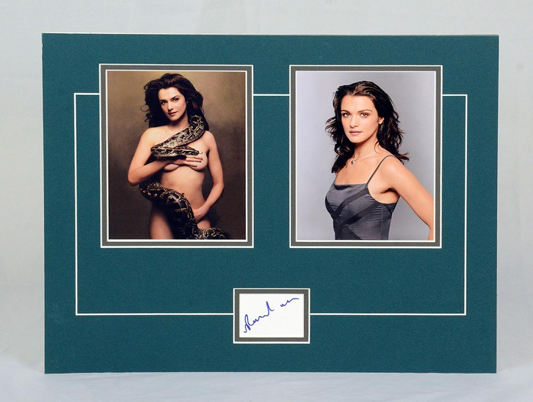 Framed collage of 2 Rachel Weisz photos and signature: Framed collage of 2 Rachel Weisz photos (both 18 x 14 cm) and signature (6,5 x 4,5 cm). Comes in a cardboard frame with cardboard backing. Very good condition. 35,5 cm x 46 cm.