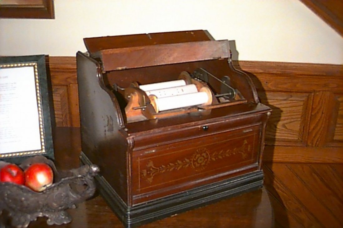 Mandolina Reed Organ (1 of 2)