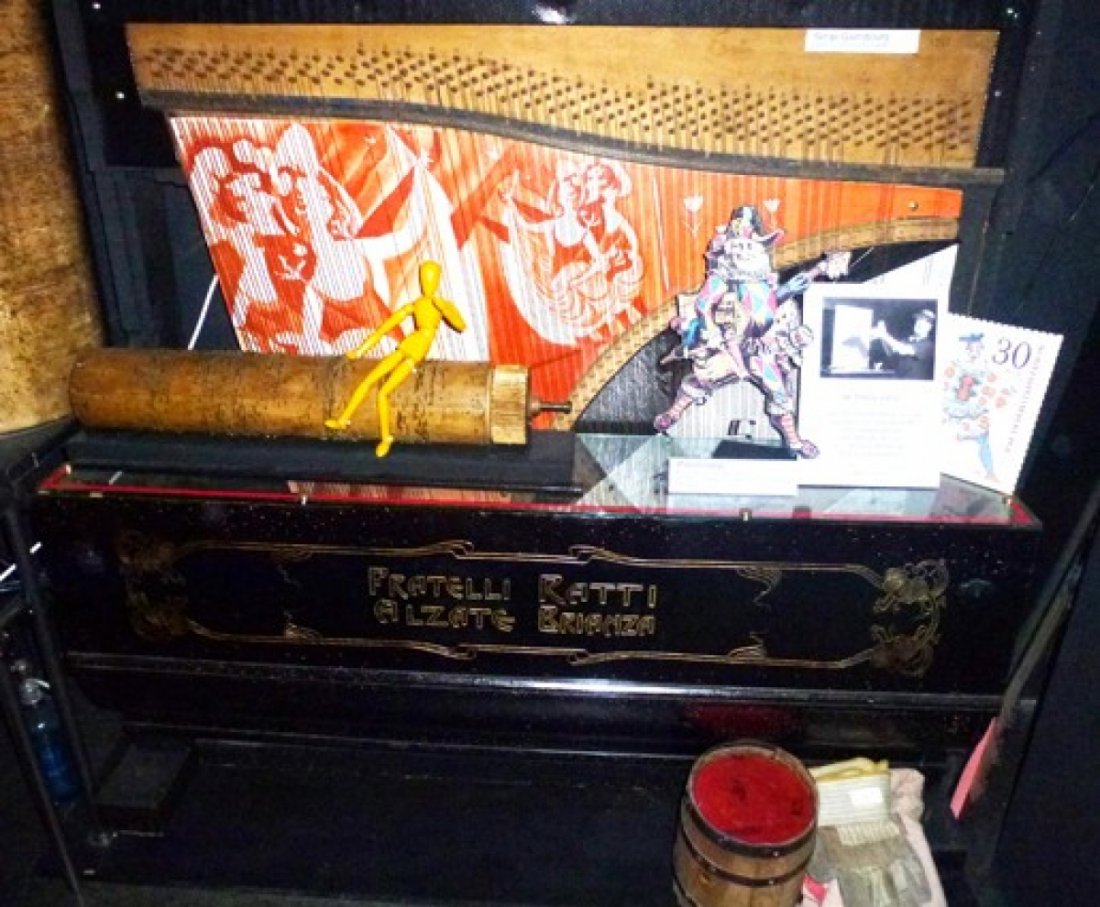 Piano Fratelli Ratti: Barrel Piano byFratelli Ratti & Alzate Brianza . Needs work (FR) Dimensions:1,50 x 1,50 x 0,80