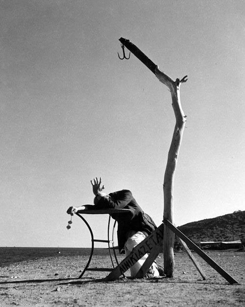 List, Herbert: Mise en scène with G. Hoyningen-Hu: "Mise en scène with George Hoyningen-Huene", Glifádha. 1939/printed later. Gelatin silver print on Agfa paper. 30,4 x 24,2 cm (40,2 x 30,5 cm). Herbert List Estate stamp, therein signed in