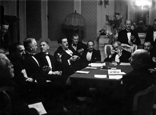 Salomon, Erich: Chamberlain and Heriot at the Hag: Chamberlain and Heriot and others during the Second Hague Conference for War Reparations. 1930/printed 1940s. Gelatin silver print. 18,1 x 24 cm. Verso stamped Photo Dr. Erich Salomon/Peter Hunter/Pre