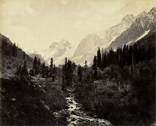 Bourne, Samuel: Mountain Ranges in India: Mountain Ranges in India. Circa 1864. 6 large-format albumen prints. Each between circa 23,5 x 28,8 cm and 20 x 31 cm. 2 flush-mounted to card, others annotated in pencil on the verso. Picturesque vie