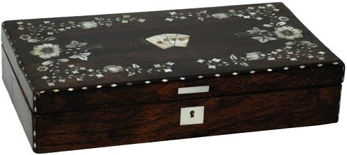Spielkarten-Kasten: aus Nußbaumholz mit Perlmutts