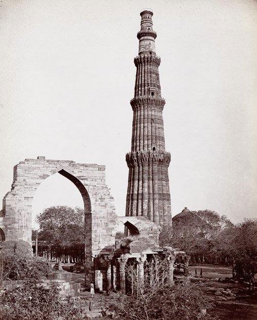 Bourne, Samuel: The Kútub Minar; Tomb of Nizam-ud: The Kutub Minar with the Great Arch from the West, Delhi; Tomb of Nizam-ud-deen, Delhi. 1865/66. 2 albumen prints. 28,5 x 23 cm and 22,7 x 29 cm. Both with photographer's name and numbers 1370 and