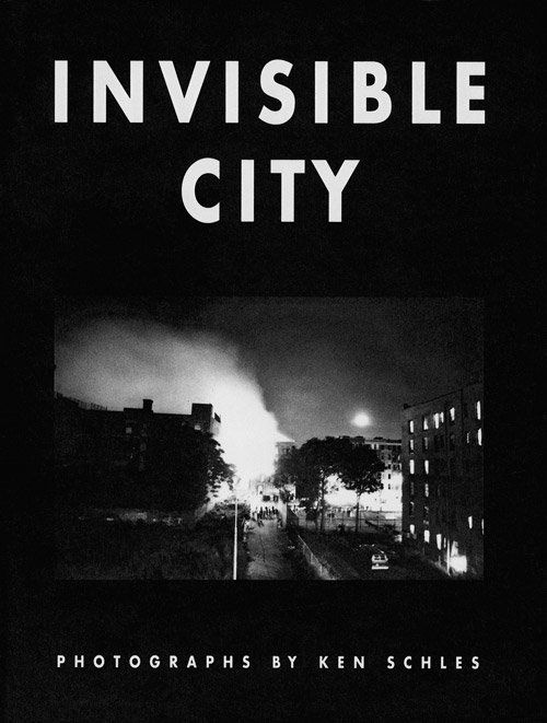 Schles, Ken: Invisible City: Invisible City. 80 p. With text and illustrations after photographs by Ken Schles. 23 x 17,5 cm. Original, blindstamped black cloth with dust jacket (in mint condition). Pasadena, Twelvetree Press. 19
