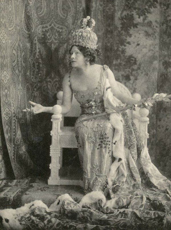 Hirsch, Isidor: Tilla Durieux: Role portraits of the actress Tilla Durieux (1880 - 1971). 1913. 2 vintage hand-pulled photogravures. 28,5 x 21 cm and 26 x 19,5 cm. Photographer's stamp Gebrüder Hirsch on the verso, both mounte