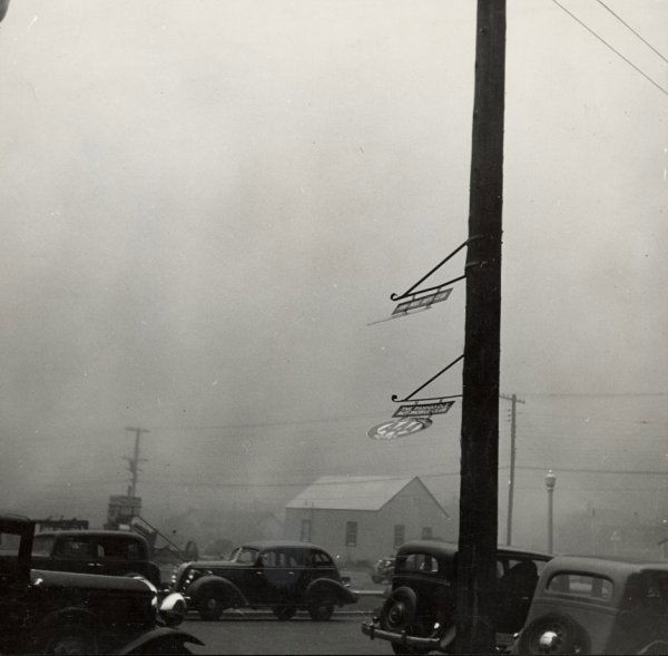 Rothstein, Arthur: Dust storm in Amarillo, Texas: Dust storm in Amarillo, Texas. 1936. Vintage ferrotyped gelatin silver print. 19,5 x 19,5 cm. Agency stamps, annotated in pencil and photographer's credit stamp on the verso. Born in New York to immig