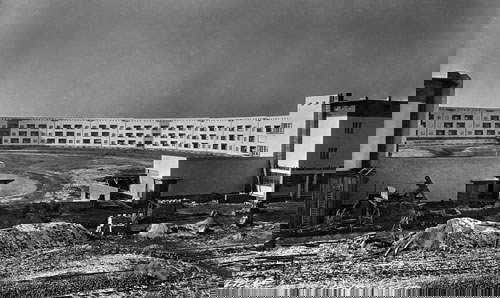 Taut, Bruno (Unknown Photographer): Hufeisensiedl: (Photographer unknown). Hufeisensiedlung, Berlin-Britz under construction, architect Bruno Taut. 1926-27. Vintage warm-toned gelatin silver print. 13,9 x 22,8 cm. Flush-mounted to black card, annotate