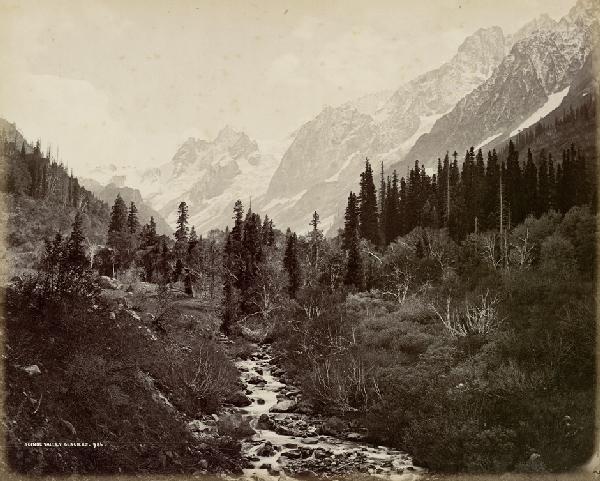 Bourne, Samuel: Scinoe Valley Glaciers; Snowy Pea: "Scinoe Valley Glaciers"; "Snowy Peaks near Gangootai". 1864. 2 albumen prints. Each circa 23,5 x 28,8 cm. Each with title and numbers 986 and 1537 in the negative in lower right/l