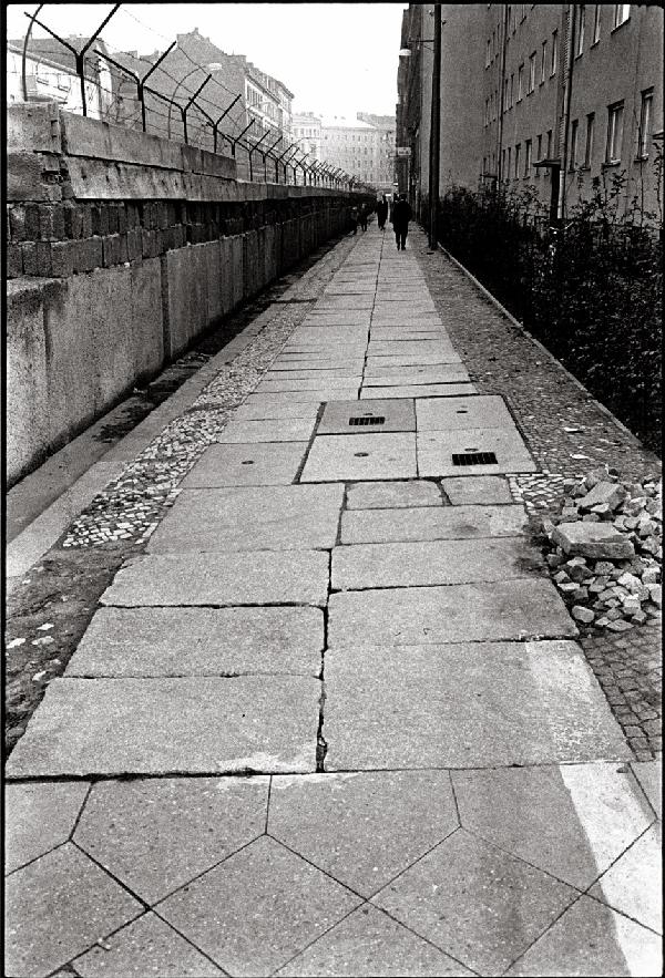 McBride, Will: The Berlin Wall: The Berlin Wall. 1961/printed later. 2 gelatin silver prints. Each circa 28 x 19 cm (30,5 x 24 cm). Each signed, annotated and dated by the photographer in pencil on the verso. One print with some ret
