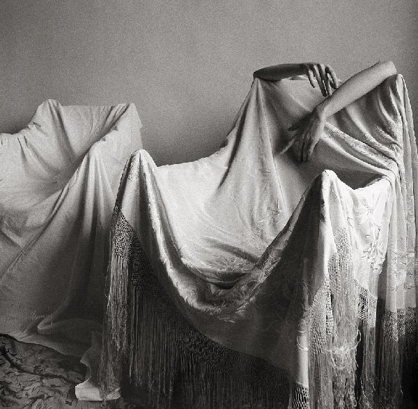 Székessy, Karin: 2 Stühle, ein Mädchen; Endbild: "2 Stühle, ein Mädchen mit weissem Kopftuch"; "Endbild" (VI). 1970s. 2 vintage matte gelatin silver prints on Agfa paper. 49 x 49,7 cm; 59 x 49,5 cm. First print signed a