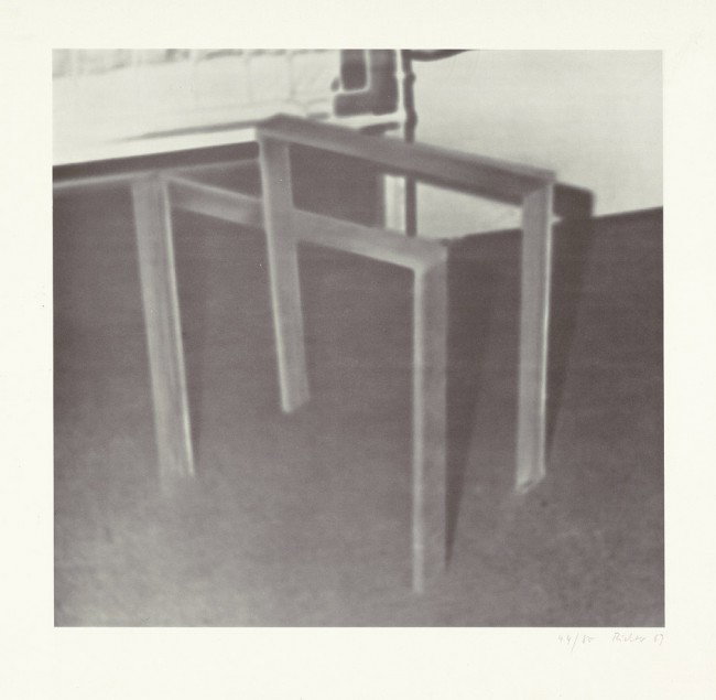 Richter, Gerhard: Ohne Titel (aus: Neun Objekte): Ohne Titel (aus: Neun Objekte). Offset auf weißem, leichten Velinkarton. 32 x 33,8 cm (Darstellung); 44,8 x 44,8 cm (Blattgröße). Signiert und datiert. Auflage 80 num. Ex. (19)69. Butin