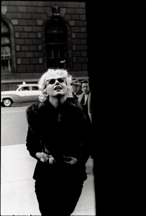 Feingersh, Ed: Marilyn Monroe in New York: Marilyn Monroe in New York. 1955/printed 1988. Gelatin silver print. 24 x 16,5 cm (25 x 20,2 cm). Archive stamp and annotated in pencil on the verso. Upper corners bumped and creased in margin, severa
